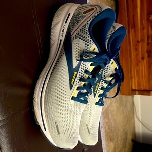 Brooks Ghost. Size 10.5